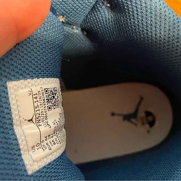 Men’s Air Jordan 1 mid SE, size 10. Only worn twice. Excellent Condition - Picture 9 of 9